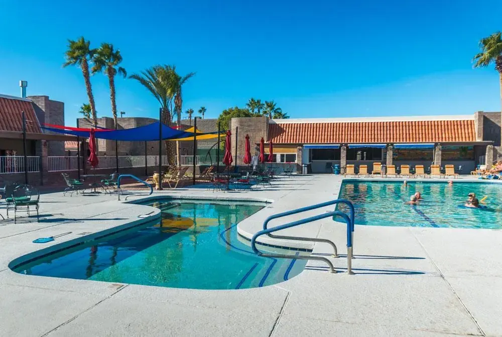 Heated outdoor pool and jacuzzi at Sun Vista RV Resort